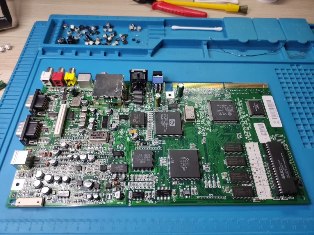 Visuale ravvicinata della zona alimentazione e clock della CD32 dopo recap e pulizia piste